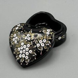 Vtg Black Lacquered Heart Shaped Lidded Trinket Box White Daisies Hand Painted